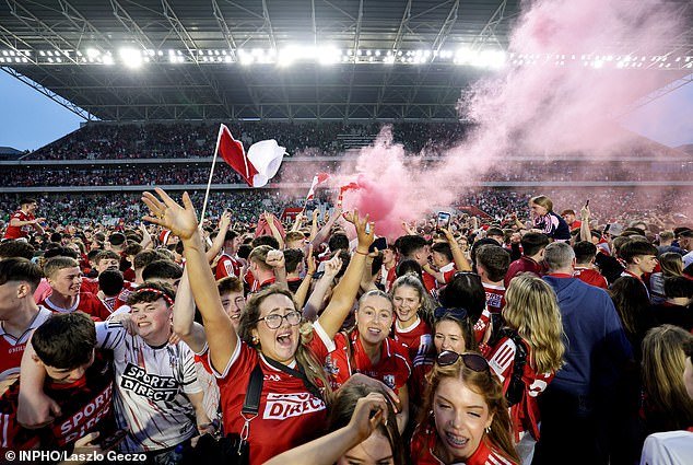 SHANE McGRATH: No hay humo sin fuego cuando se trata de bengalas, y no es sólo un problema para el fútbol, el Gobierno debe abordar esta peligrosa locura antes de que se arraigue también en la GAA…