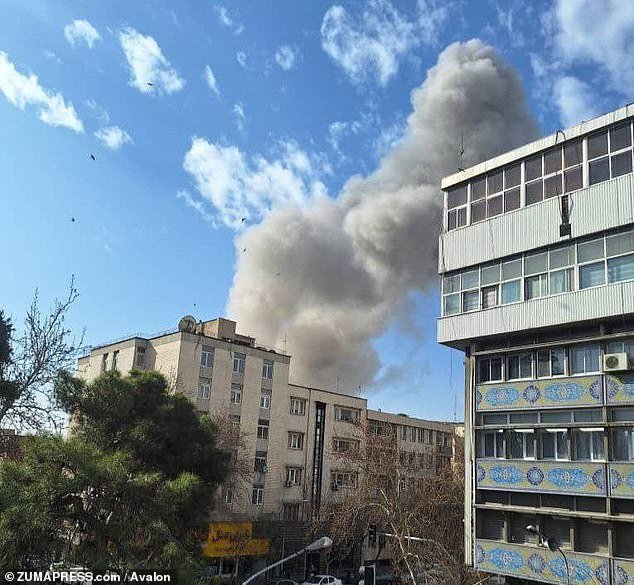 Los explosivos mensajes filtrados desde el interior de Irán dejarán al régimen conmocionado por la ira… pero nuevos videos pintan un panorama aún más oscuro: ELINA SHIRAZI