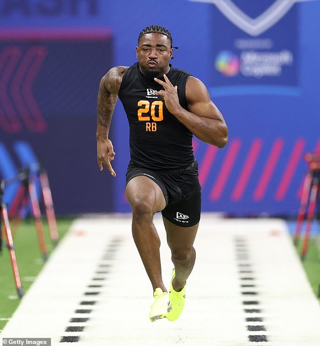 El prospecto del draft de la NFL, Mike Washington Jr., rompe a llorar después de una sensacional actuación combinada