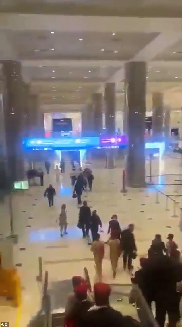 Pánico en el aeropuerto de Dubai porque “es alcanzado por un dron suicida iraní” y los pasajeros huyen de la terminal destruida