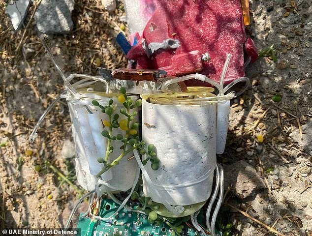 Impactantes fotografías muestran mortíferos misiles iraníes interceptados por los Emiratos Árabes Unidos que ensucian un patio de recreo en el desierto