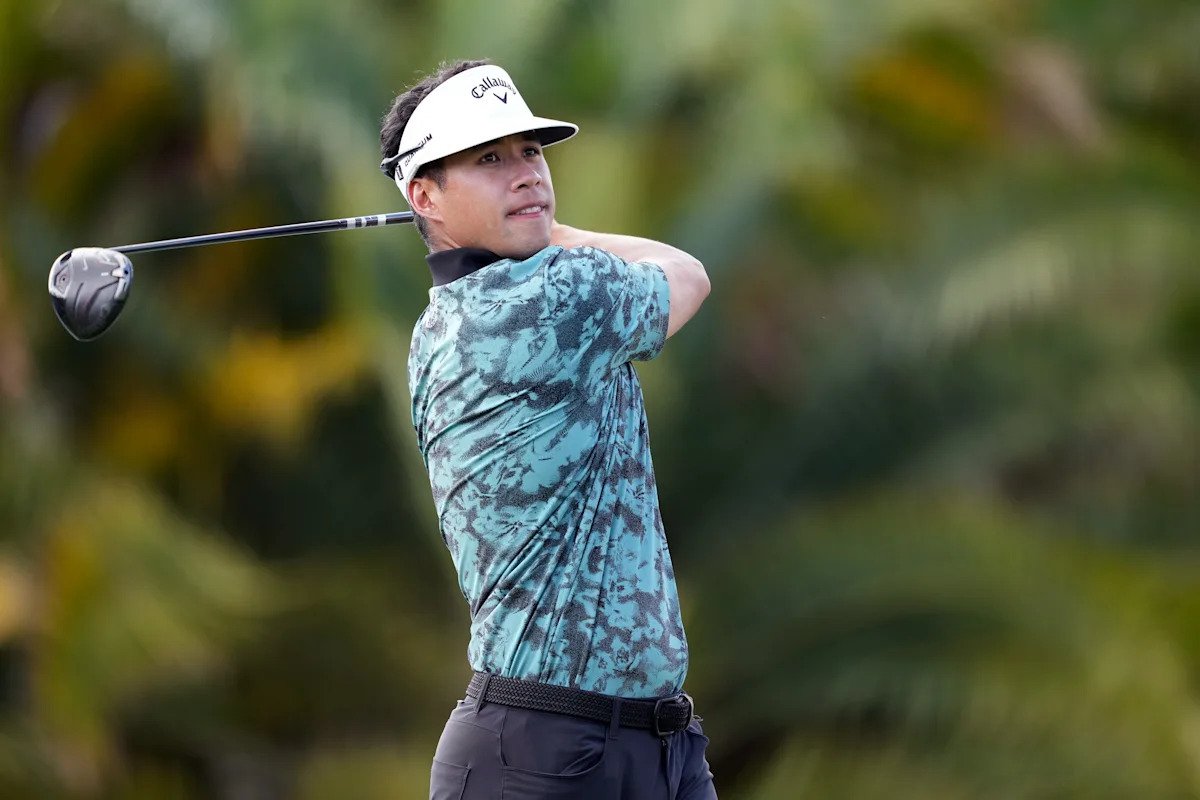 Sin camisa, sin zapatos, sin problema: Isaiah Salinda realiza un tiro de rescate desde el agua en el Cognizant Classic