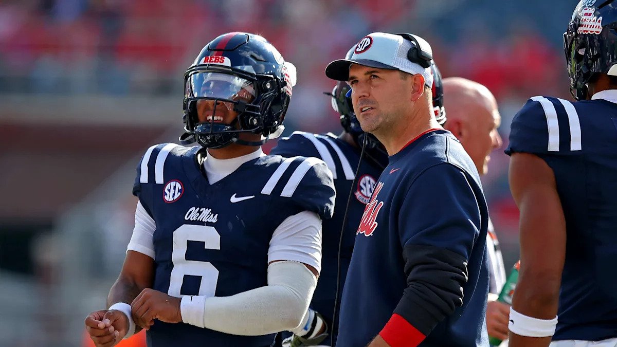 El entrenador de Ole Miss QB, Joe Judge, dice que los comentarios sobre las parejas embarazadas de los jugadores fueron “sacados de contexto”.