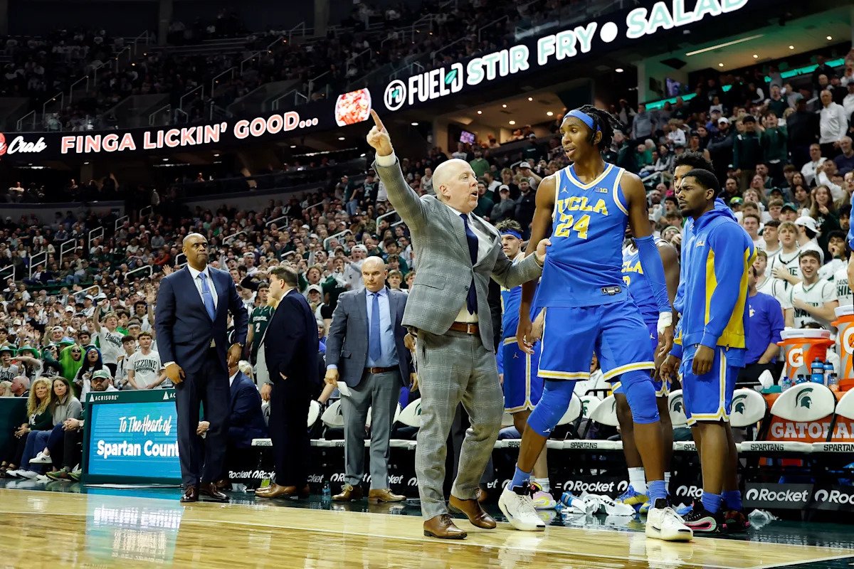 El entrenador de UCLA, Mick Cronin, expulsa a su propio jugador después de una falta técnica al final de la derrota ante el No. 15 Michigan State.