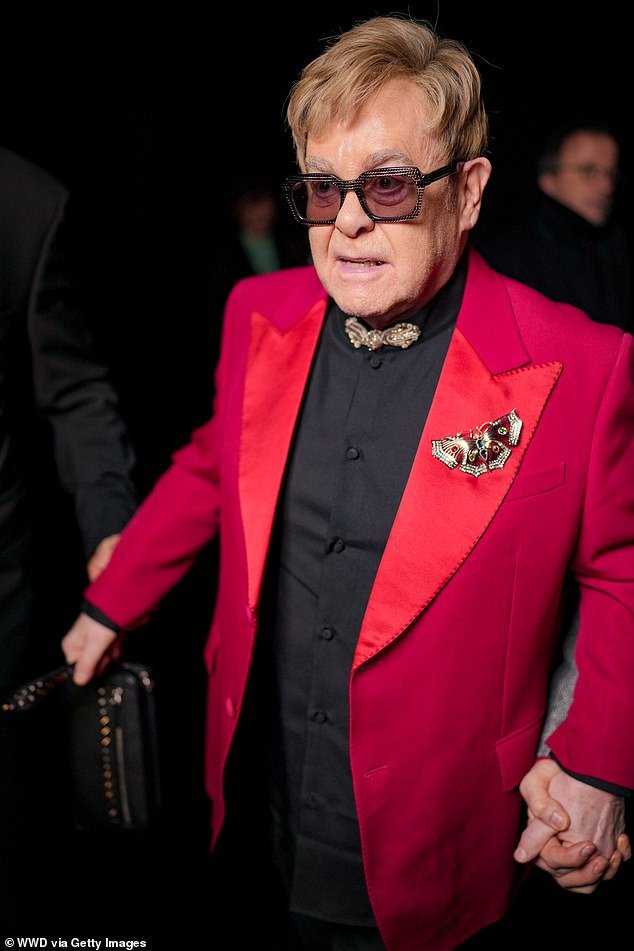 Momento dramático: el piloto de Sir Elton John se ve obligado a tomar medidas de emergencia cuando un ave rapaz ‘gigante’ bombardea un jet privado mientras despega