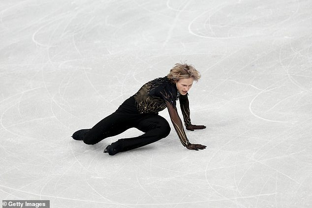 La estrella estadounidense del patinaje artístico Ilia Malinin lucha por contener las lágrimas después de que ‘Quad God’ cayera y se quedara sin medalla en el terrible colapso de los Juegos Olímpicos de Invierno.