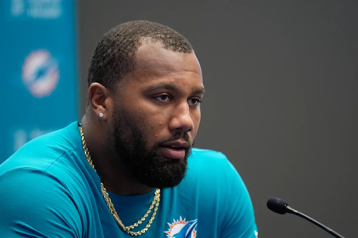 Se informa que los Dolphins están liberando al corredor Bradley Chubb