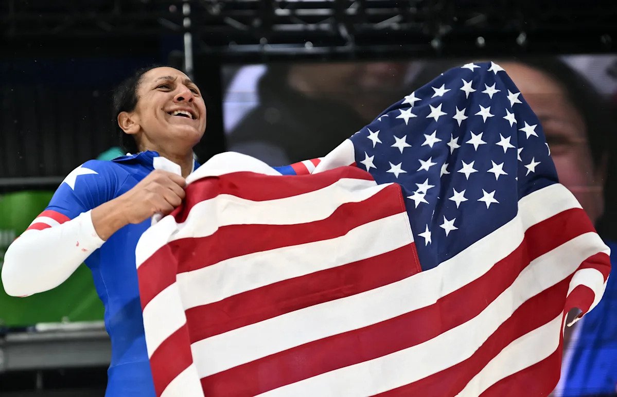 La estadounidense Elana Meyers Taylor, de 41 años, gana dramáticamente la medalla de oro en el monobob después de quedarse atrás, mientras que su compañera Kaillie Humphries se lleva el bronce.
