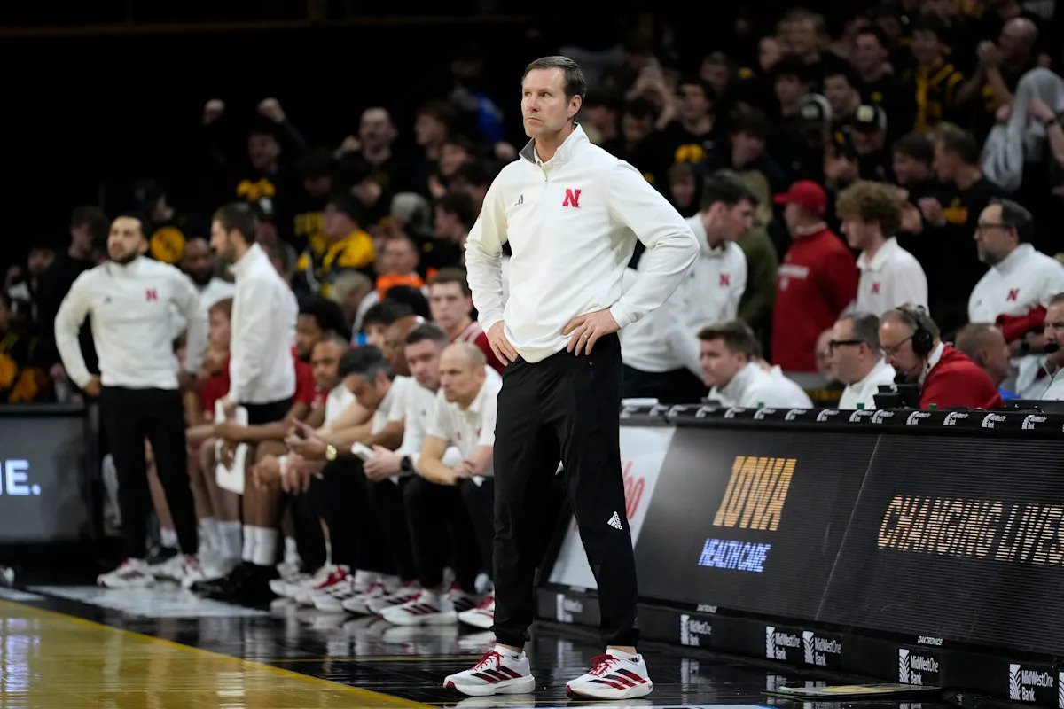 Los Diez Grandes se niegan a castigar al entrenador de Nebraska, Fred Hoiberg, por arrancarle el teléfono de la mano a un aficionado de Iowa durante una tormenta en el campo.