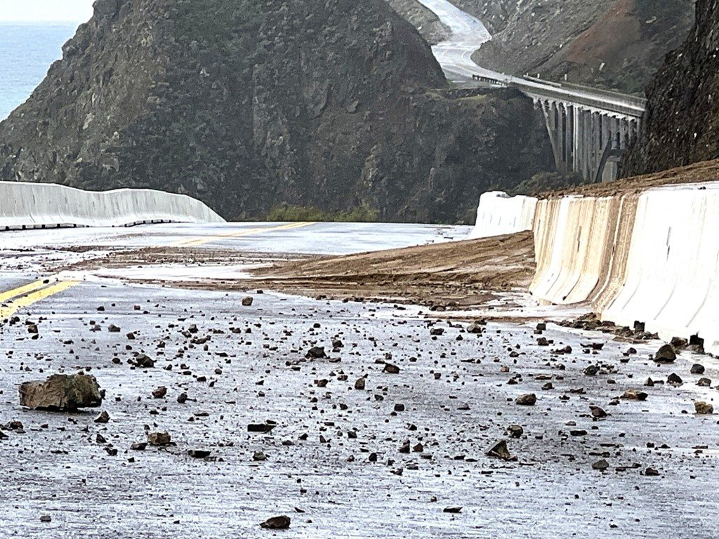 Los equipos de emergencia en Big Sur están intensificando los esfuerzos de limpieza en la autopista 1 cerca de Regent’s Slide