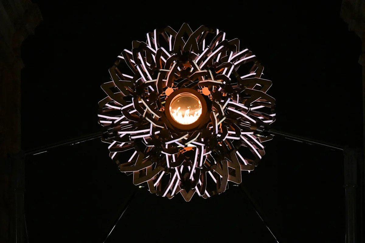 Reseña del día 16 de los Juegos Olímpicos de Invierno de 2026: el hockey sobre hielo de Estados Unidos vence a Canadá en la lucha por el oro, Eileen Gu vuelve a ganar, la llama de Milán Cortina se apaga