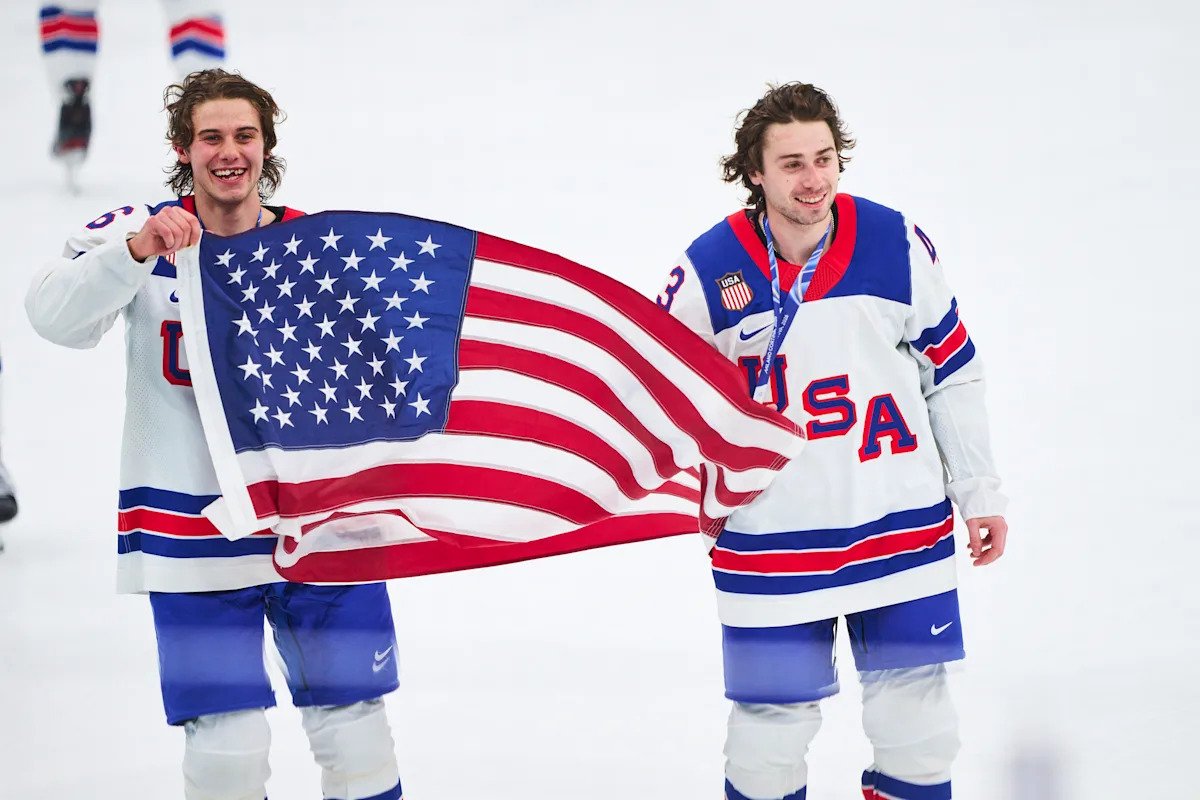 Jack Hughes, Quinn Hughes y su madre hablan con el equipo de hockey de EE. UU. sobre el llamado del presidente Donald Trump y la invitación al Estado de la Unión.