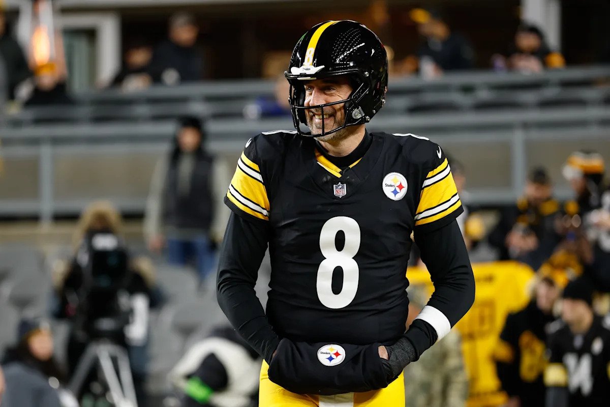 El gerente general de los Steelers, Omar Khan, dice que la “puerta está abierta” para el regreso del mariscal de campo agente libre Aaron Rodgers