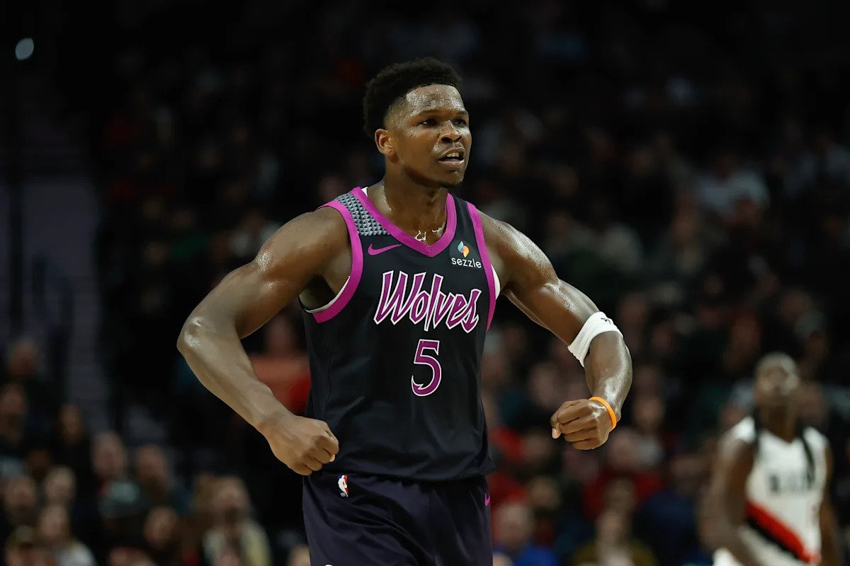 Anthony Edwards de los Timberwolves fue multado con 25.000 dólares por la NBA por lanzar el balón a las gradas