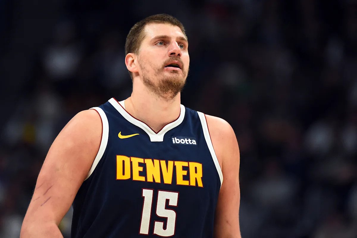 Nikola Jokić confronta enojado a Lu Dort por hacerle tropezar mientras los ánimos se caldean en Nuggets-Thunder