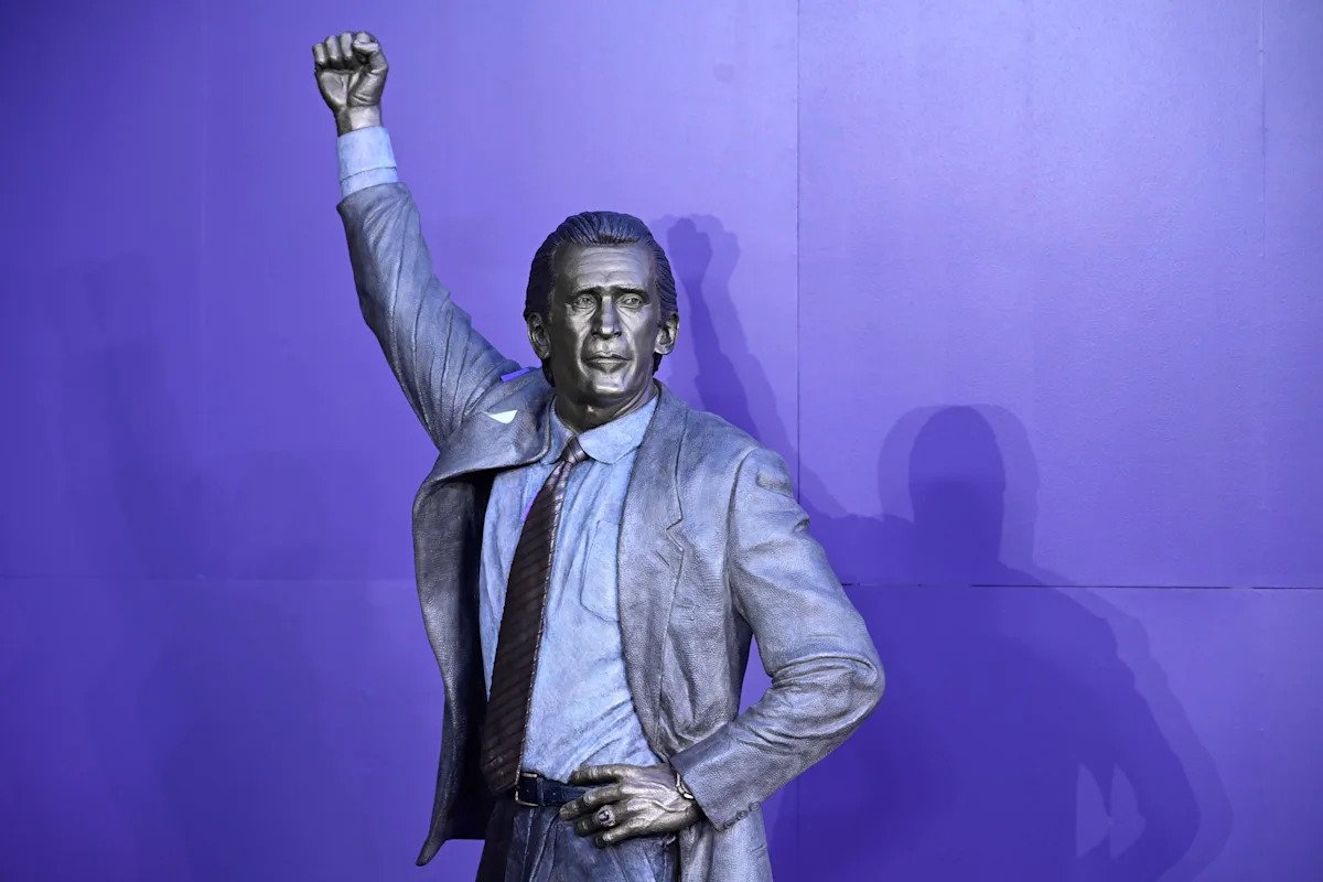 Los Lakers presentan la estatua de Pat Riley junto a Magic Johnson y Kareem Abdul-Jabbar