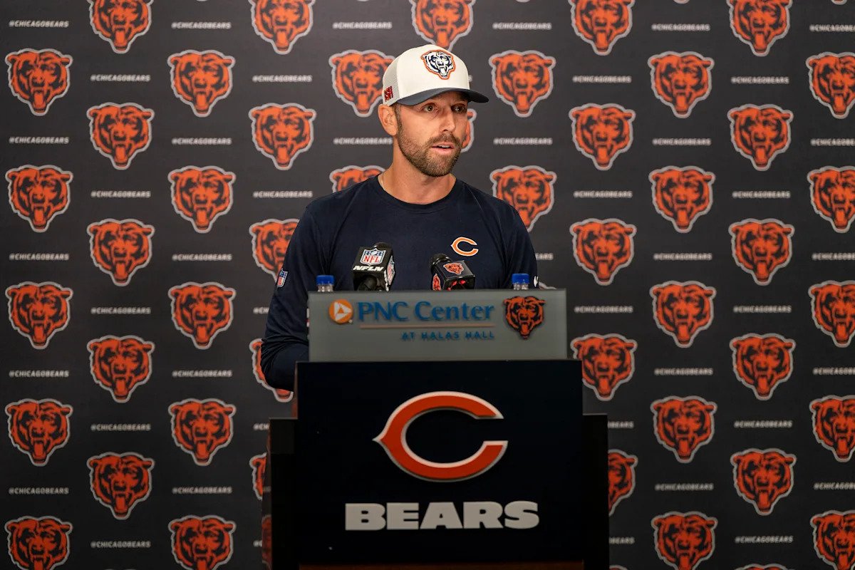 Los Ravens están contratando al OC de los Bears, Declan Doyle, para el mismo rol, con deberes adicionales como jugador.