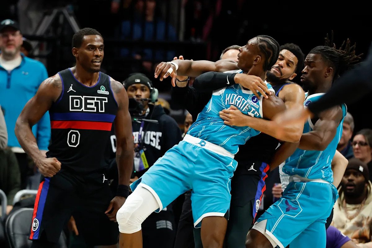 Jalen Duren y Moussa Diabate provocan una pelea masiva que resulta en cuatro expulsiones en el duelo Hornets-Pistons