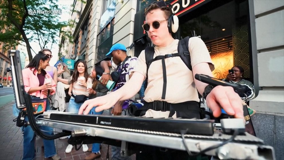 MIRAR: Esta banda unipersonal sale a la calle y acepta solicitudes