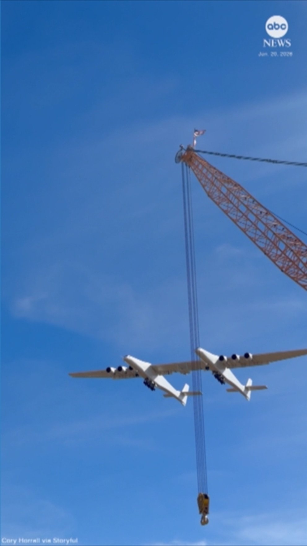 MIRAR: Trabajador de la construcción captura el sobrevuelo de un avión gigante de doble cuerpo