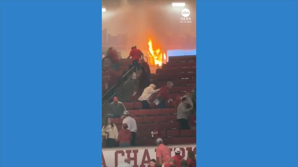 Video Máquina de palomitas de maíz se incendia durante un partido de baloncesto universitario