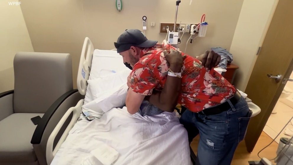 MIRAR: Un hombre de Florida rescata a una madre y a sus tres hijos del canal y se reúnen una semana después