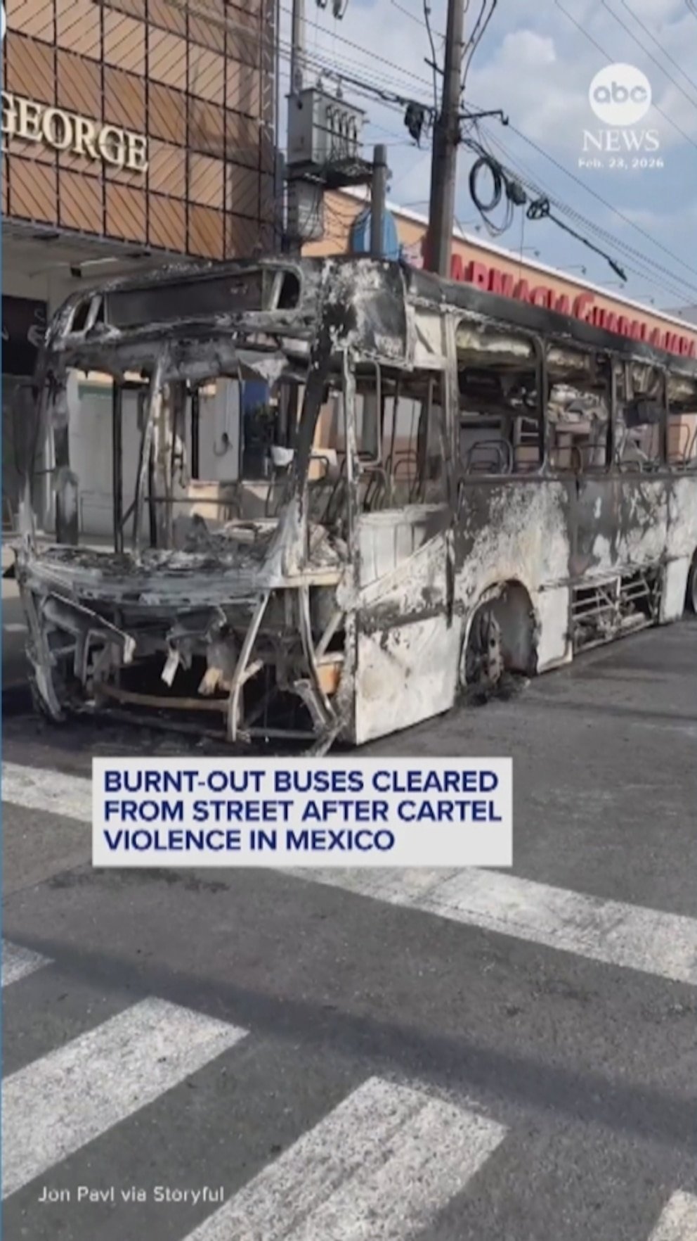 Vídeo: Autobuses quemados fueron retirados de la carretera tras la violencia de los cárteles en México