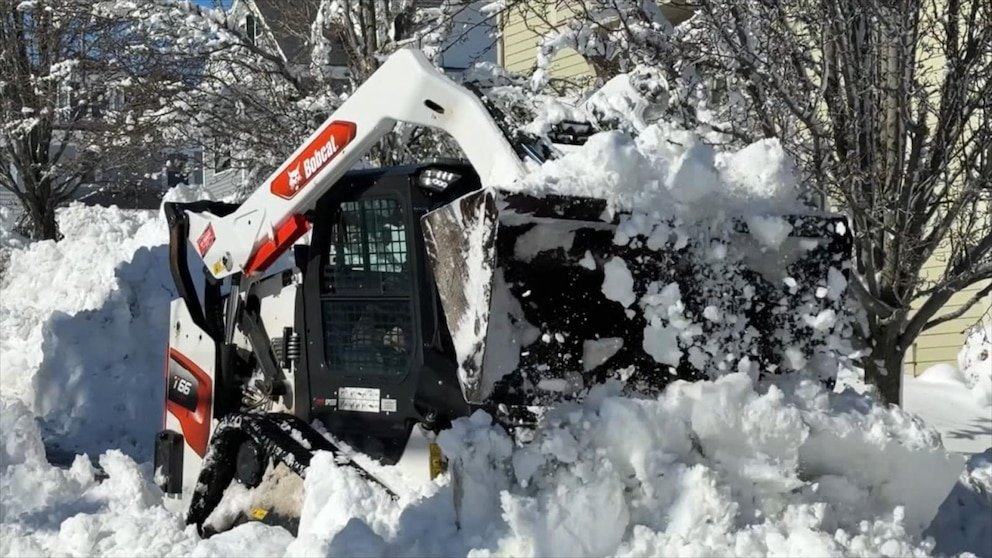 MIRAR: Millones de personas están excavando después de una tormenta de nieve que trajo más de un metro de nieve a partes del noreste
