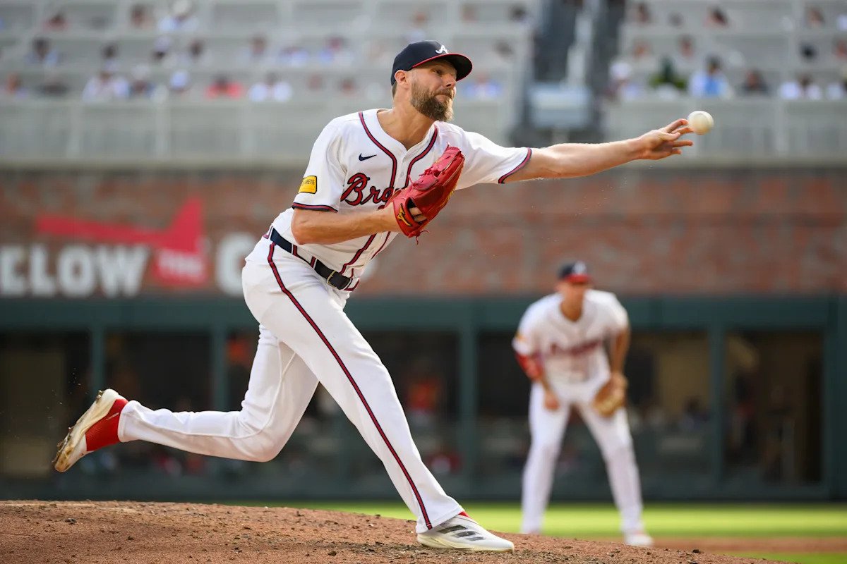 Según los informes, los Bravos firmaron a Chris Sale con una extensión de contrato por un año con una opción para la temporada 2028.