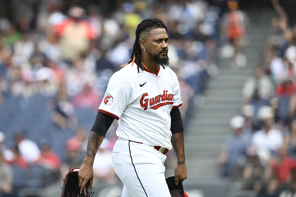 Los fiscales alegan que Emmanuel Clase cometió manipulación de campo en los playoffs de la MLB de 2024