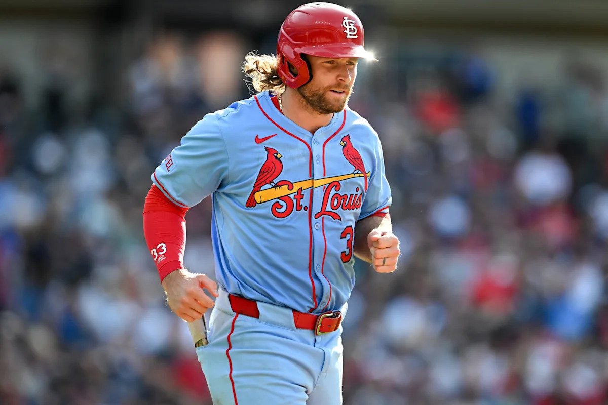 Se informa que los Marineros están cerca de llegar a un acuerdo para adquirir al All-Star de los Cardinals, Brendan Donovan, en un intercambio de tres vías con los Rays.