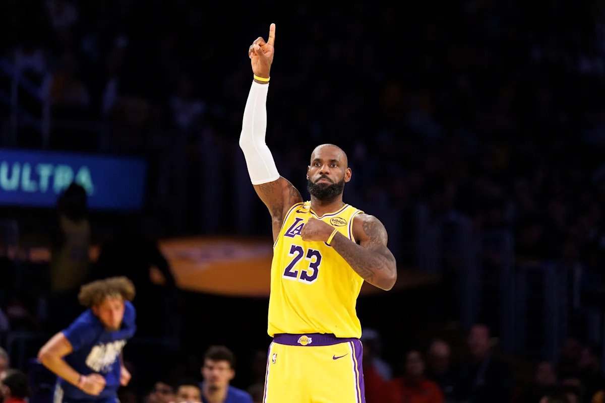 LeBron James es el jugador de mayor edad en la historia de la NBA en registrar un triple-doble