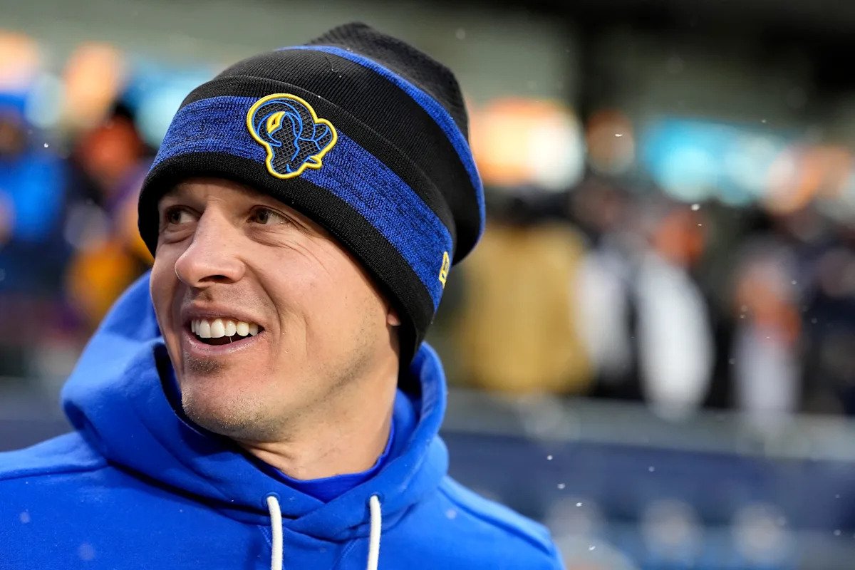 Los Cardinals están contratando al coordinador ofensivo de los Rams, Mike LaFleur, como su próximo entrenador en jefe.