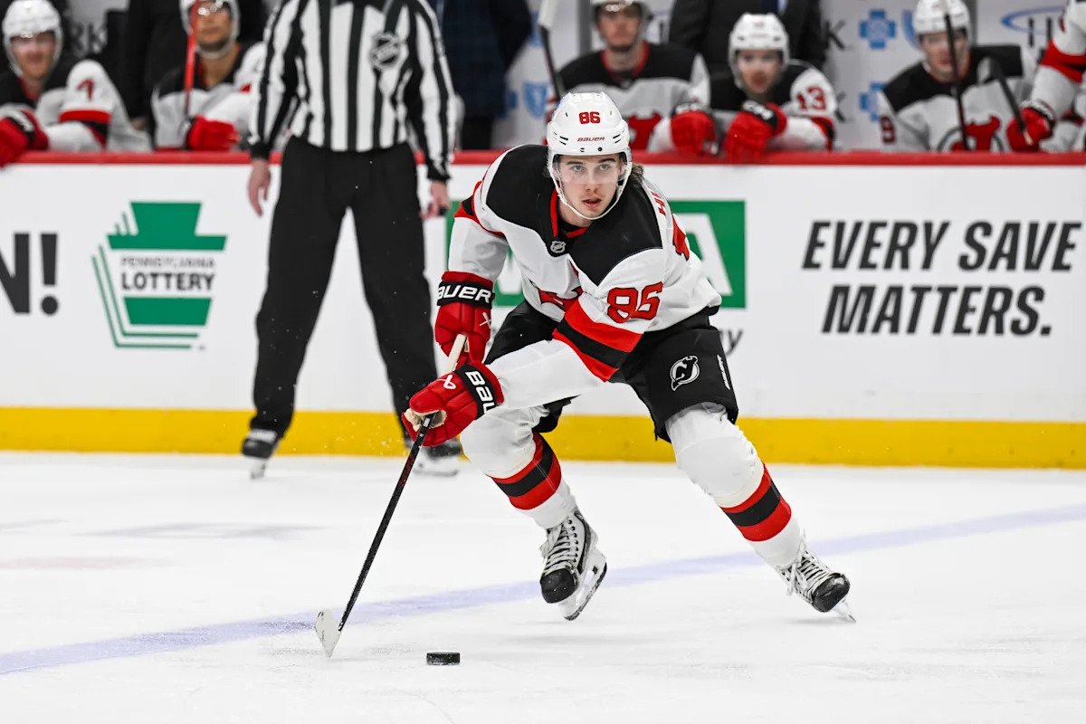 El héroe olímpico Jack Hughes recibe una gran ovación de la multitud de Pittsburgh en el camino.