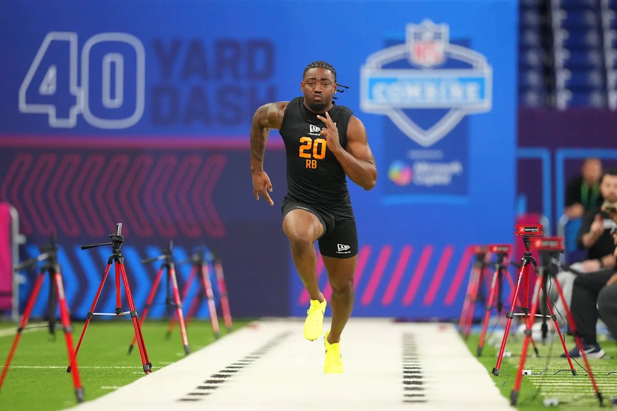 El prospecto de Arkansas, Mike Washington Jr., está emocionado después de correr la carrera de 40 yardas más rápida entre los corredores.