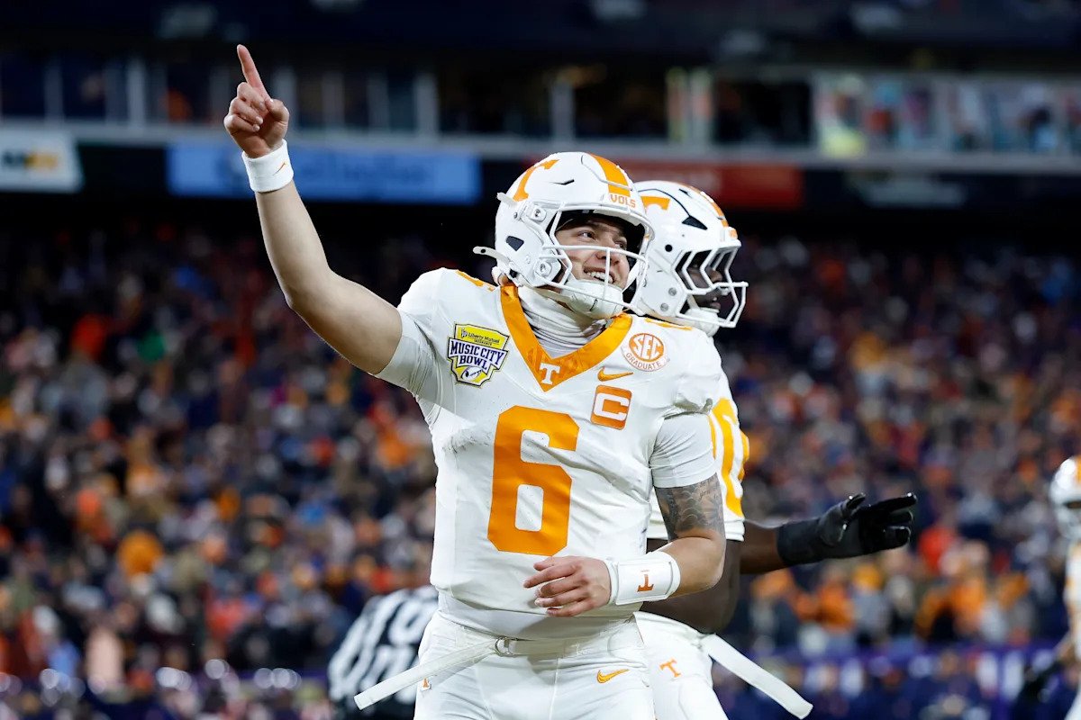 El QB de Tennessee Joey Aguilar presenta una demanda para una séptima temporada de elegibilidad en 2026