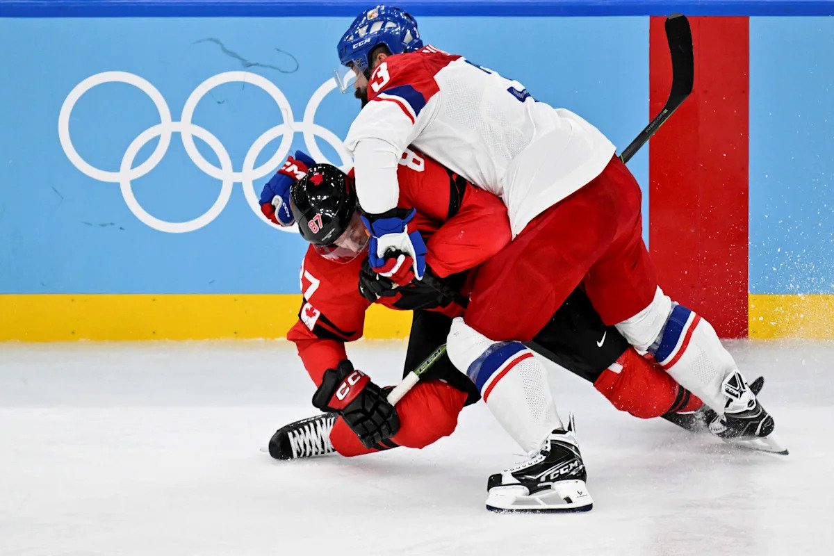 Sidney Crosby fue descartado para el resto de la victoria de Canadá en cuartos de final sobre la República Checa por una lesión en la parte inferior del cuerpo.