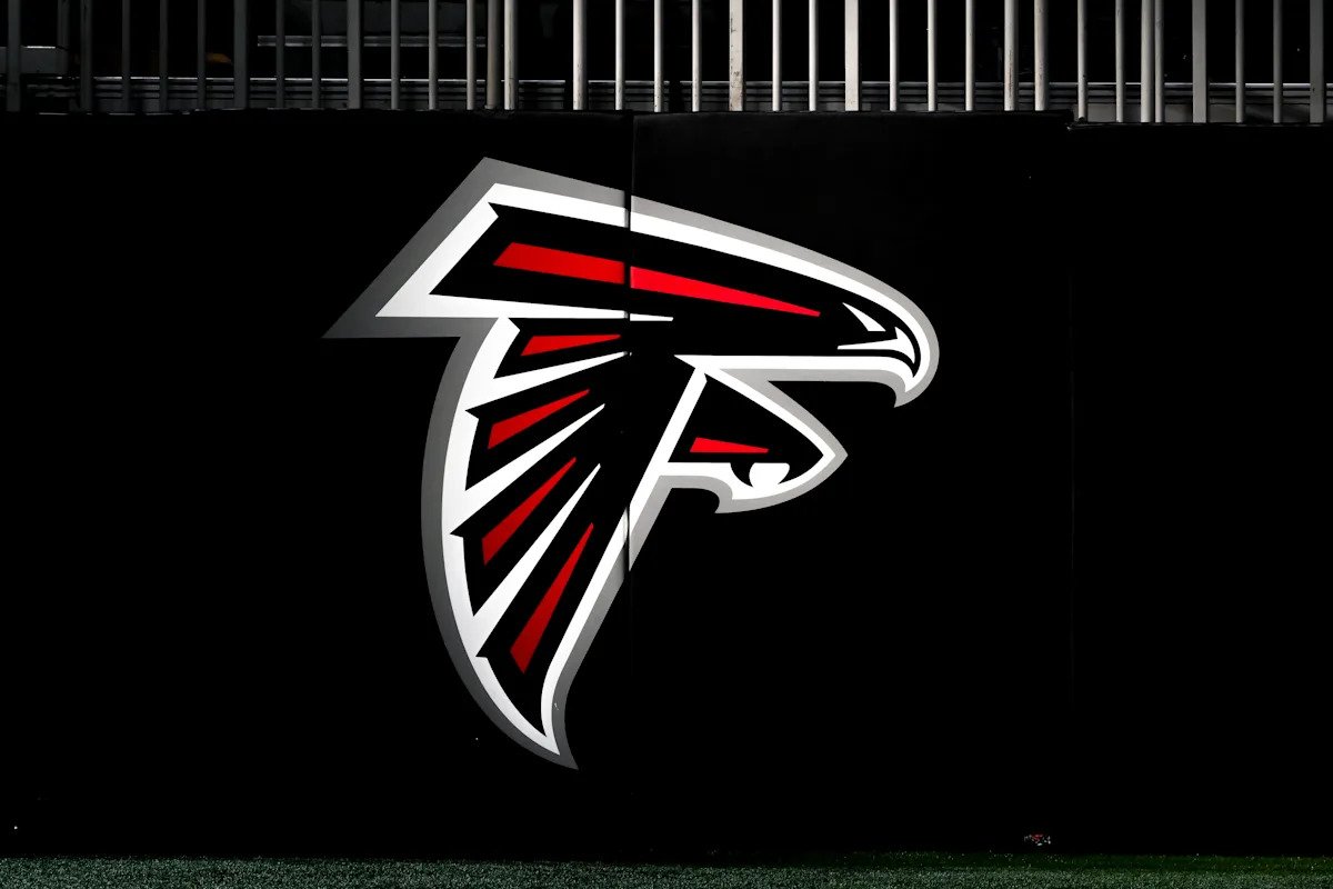 Los Falcons despiden al entrenador asistente de la lista de lesionados, LaTroy Lewis, luego de acusaciones de violación en Michigan