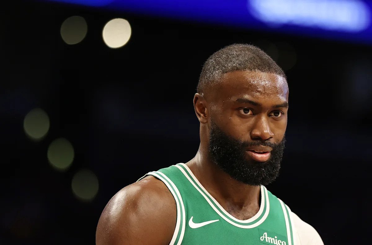 Actualización sobre la lesión de Jaylen Brown: los Celtics salen del guardia estrella contra los Suns por un hematoma en la rodilla