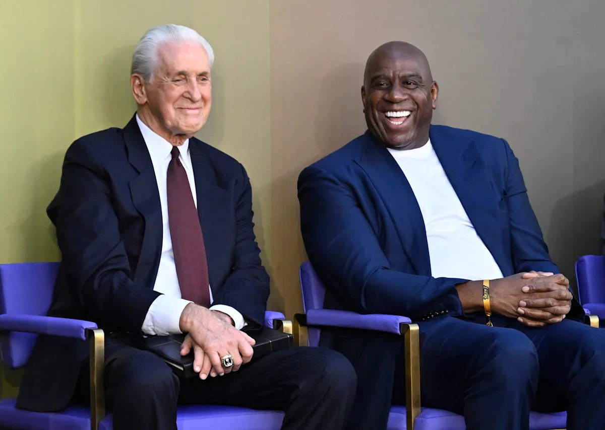 Los Lakers honran a Pat Riley con una estatua junto a Magic Johnson y Kareem Abdul-Jabbar en la ceremonia de entretiempo del partido de los Celtics