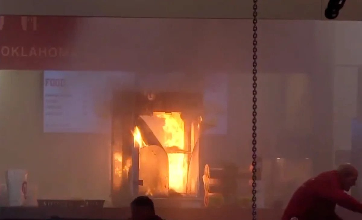 Una máquina de palomitas de maíz que se incendió retrasó brevemente la victoria de baloncesto de Oklahoma contra Georgia