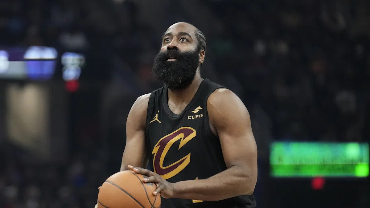 La estrella de los Cavaliers, James Harden, será examinado después de romperse el pulgar derecho en la victoria sobre los Knicks.