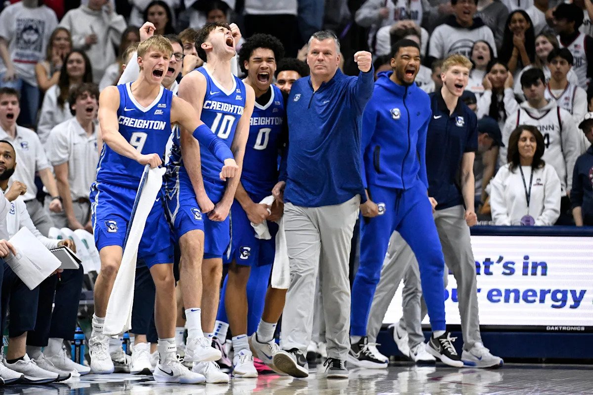 El No. 5 UConn tropieza en casa con una derrota ante Creighton mientras las esperanzas de un puesto No. 1 en el Torneo de la NCAA se desvanecen