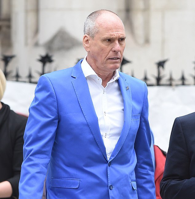 La infame familia criminal que gobierna Hatton Garden: cómo los gánsteres detrás de los robos de joyas a la luz del día en Londres evitan el distrito de los diamantes por temor a brutales represalias por parte del “padrino” gángster de Gran Bretaña.