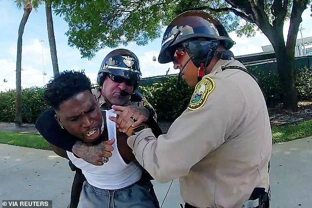 El policía que inmovilizó a Tyreek Hill en el suelo se burla de la estrella de la NFL por la liberación de los Miami Dolphins: “Eres un imbécil con derechos”