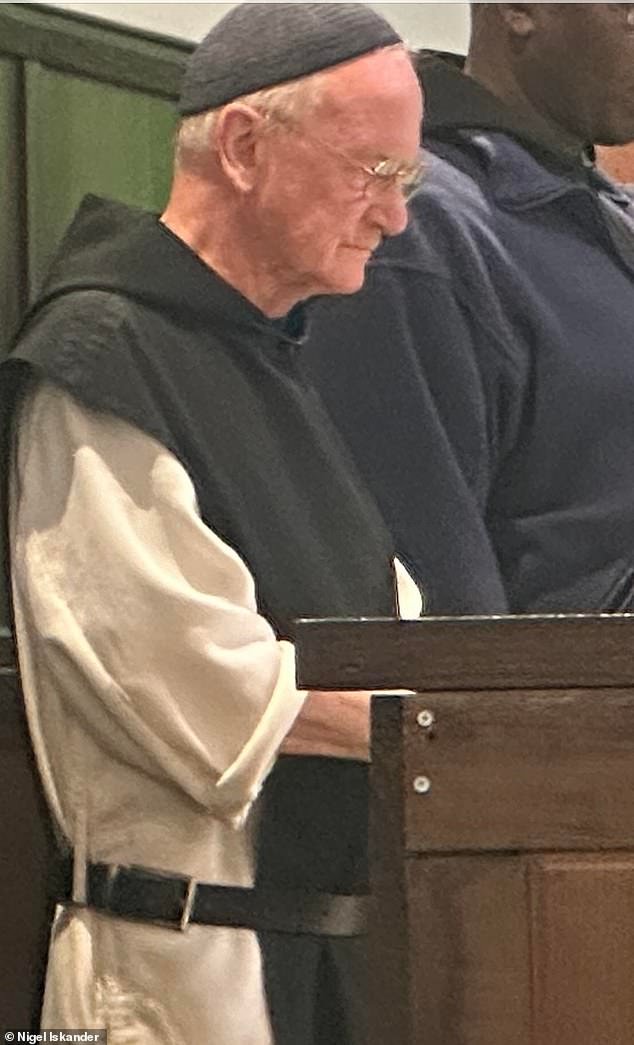 Un monje católico que envió fotografías suyas desnudo a un turista no será procesado tras dictaminar que las fotografías eran “espirituales”.