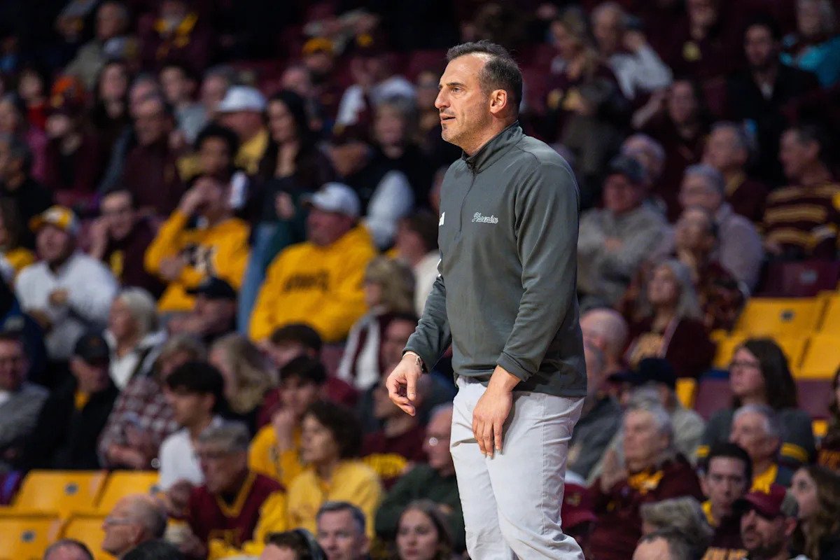 El entrenador de Green Bay, Doug Gottlieb, suspendido un juego después de criticar a los funcionarios, el comisionado de la Liga Horizon tras la derrota