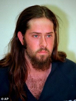 Cuatro hombres acusados de los infames asesinatos en la tienda de yogures son sensacionalmente declarados inocentes 35 años después de los brutales asesinatos.