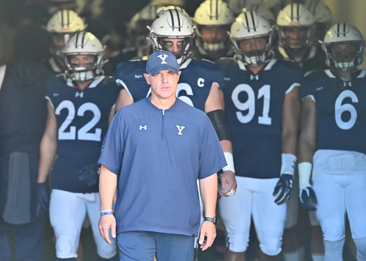 El entrenador de Yale, Tony Reno, dimite debido a su “situación de salud actual”.