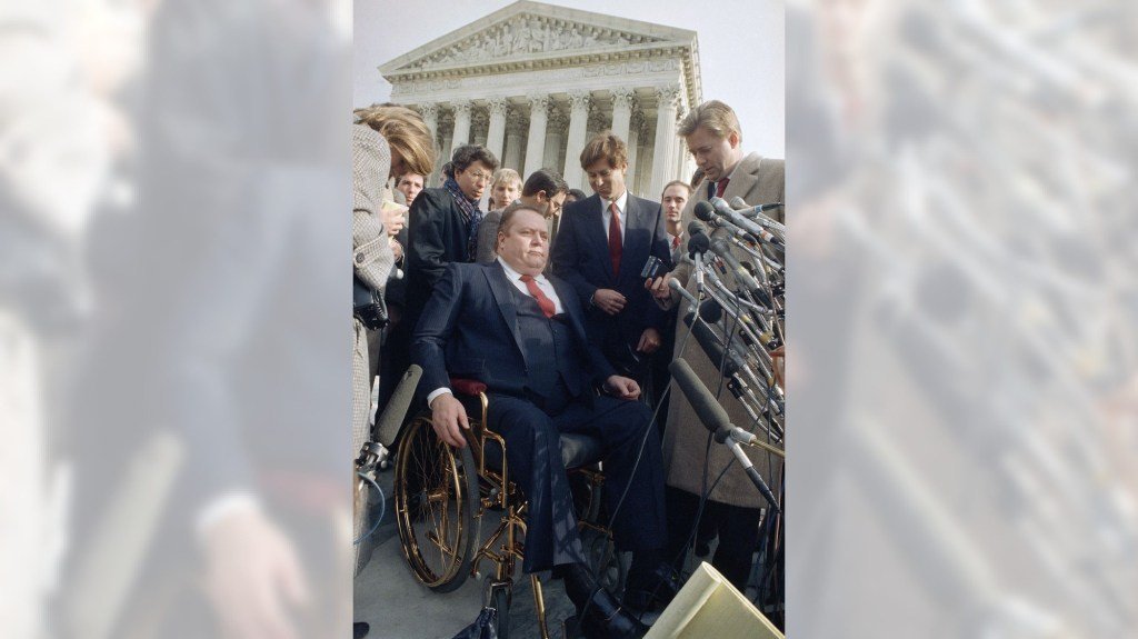 24 de febrero: Jerry Falwell pierde ante Larry Flynt en la Corte Suprema